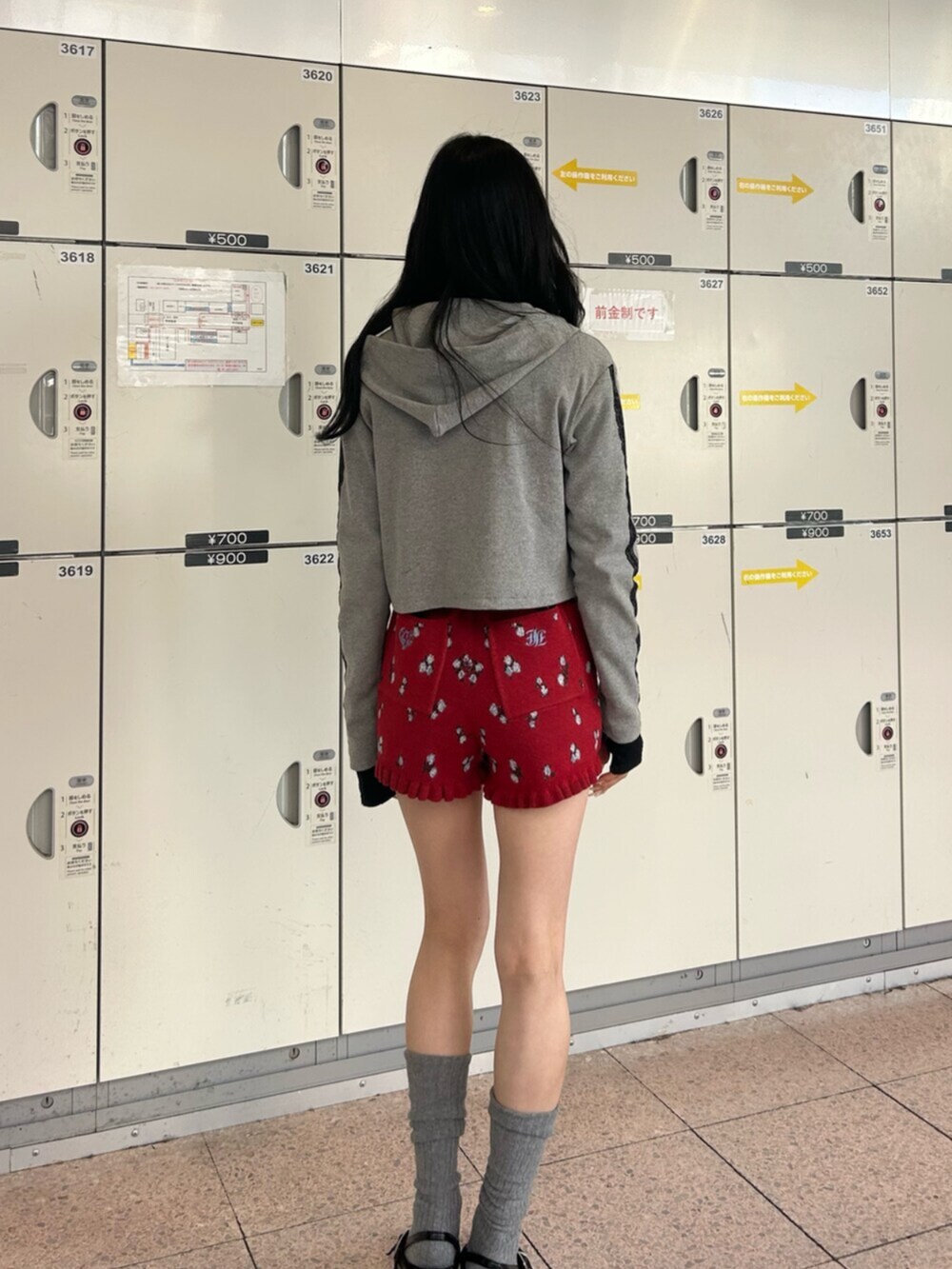 ブラック系のパンプス、ブラック系のニット/セーター、レッド系のその他パンツを着用したレディースの冬コーディネートの3枚目の写真