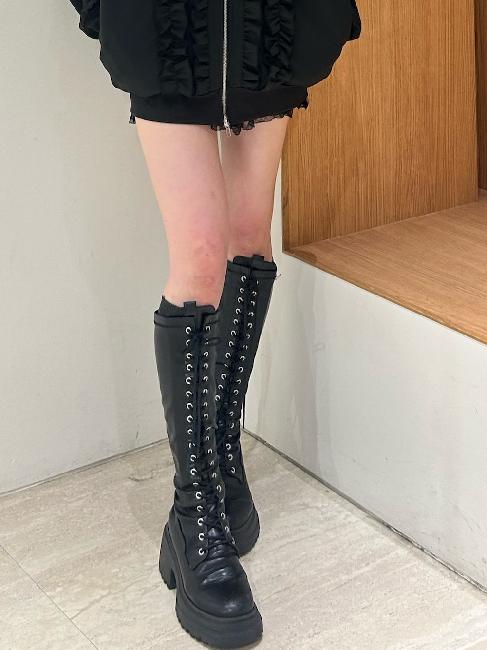 ブラック系のジャージ、ブラック系のブーツ、ブラック系のその他パンツを着用したレディースの冬コーディネートの6枚目の写真