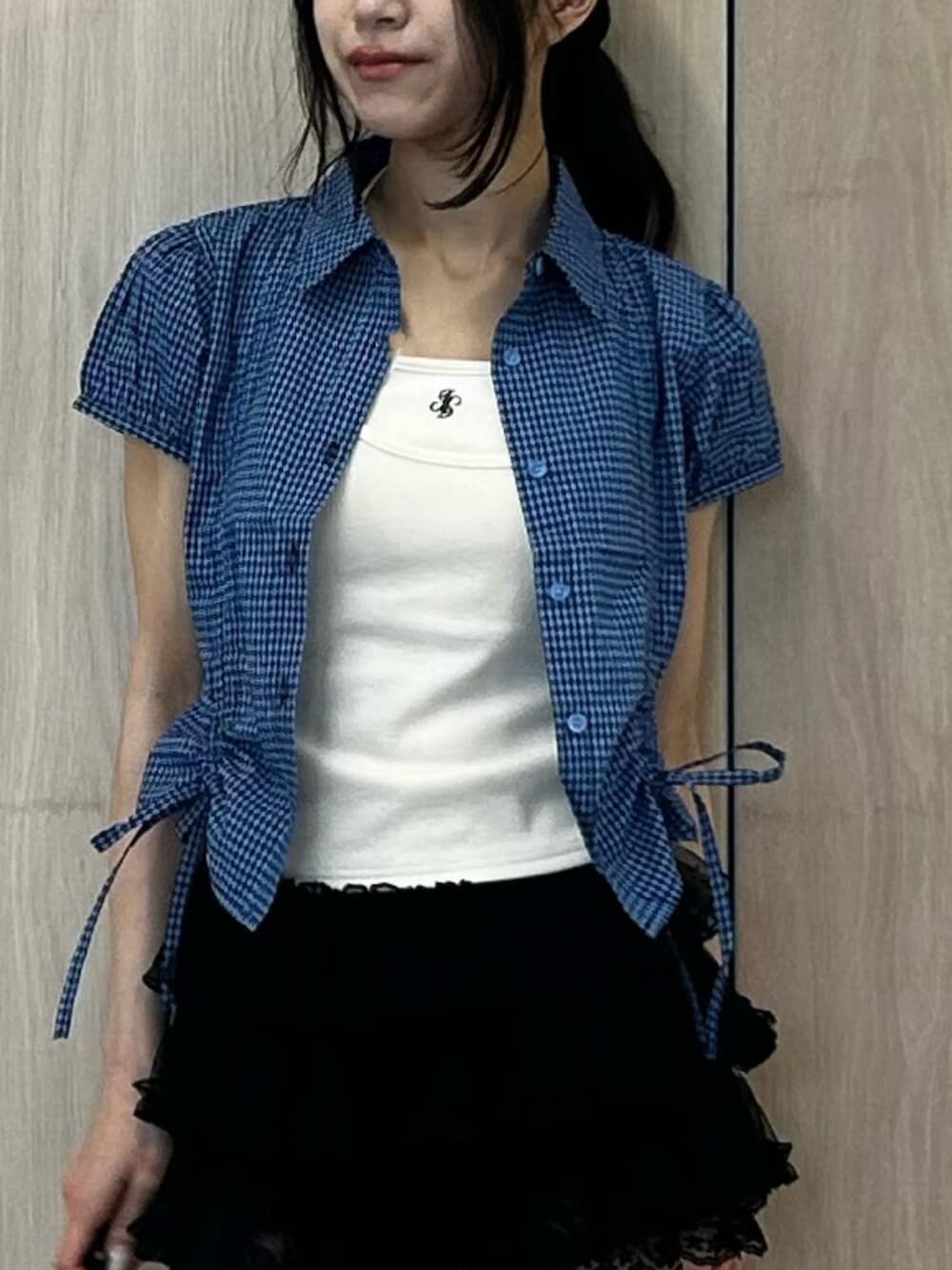 ホワイト系のキャミソール、ブラック系のブーツ、ブラック系のその他パンツを着用したレディースの夏コーディネートの6枚目の写真