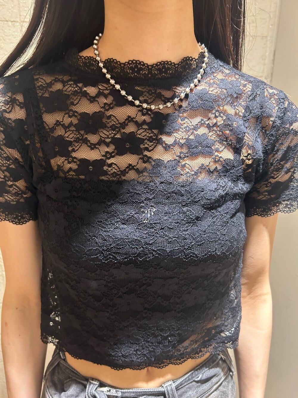 ブラック系のTシャツ/カットソー、ブラック系のデニムパンツを着用したレディースの夏コーディネートの5枚目の写真