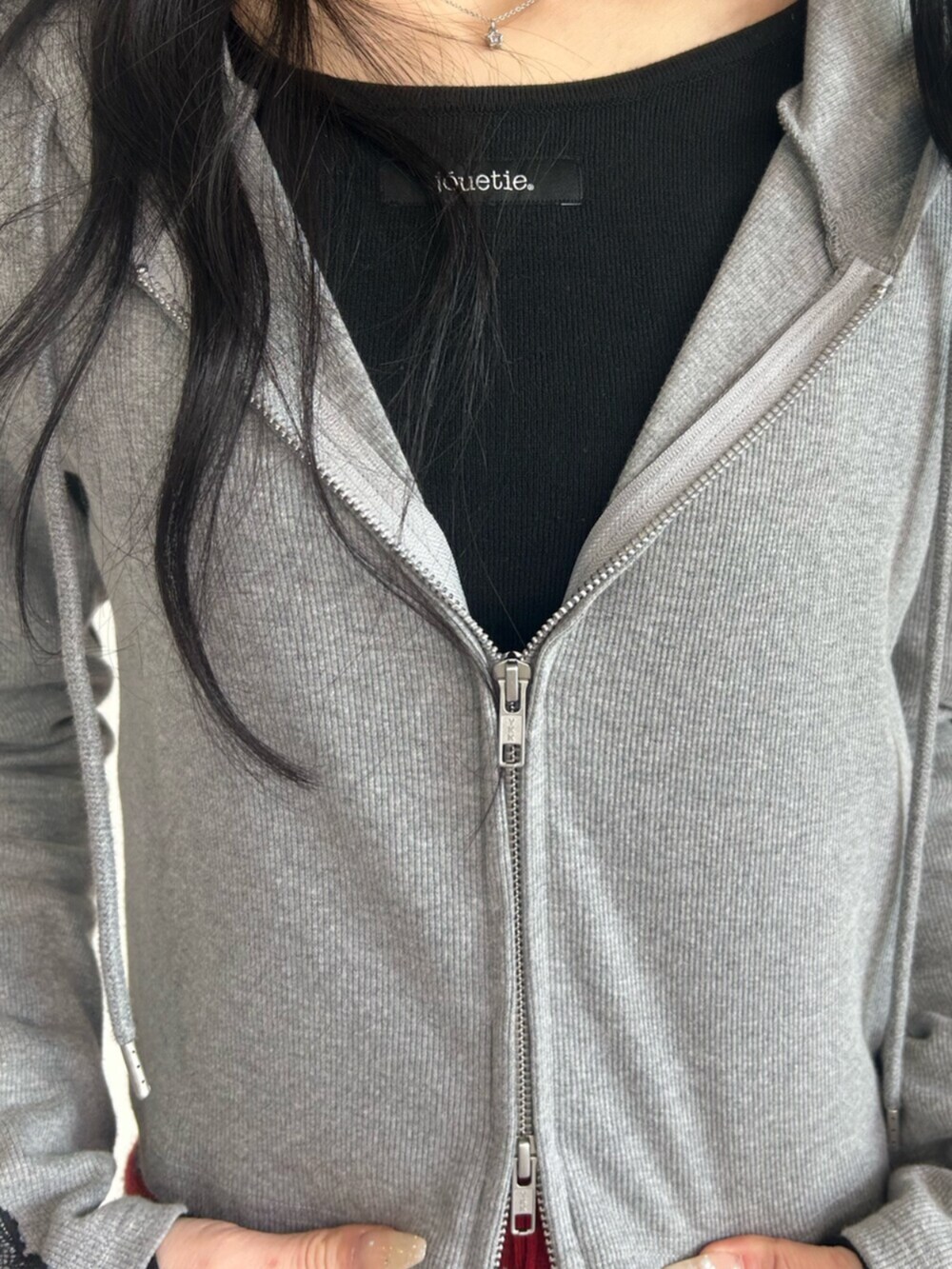 ブラック系のパンプス、ブラック系のニット/セーター、レッド系のその他パンツを着用したレディースの冬コーディネートの5枚目の写真