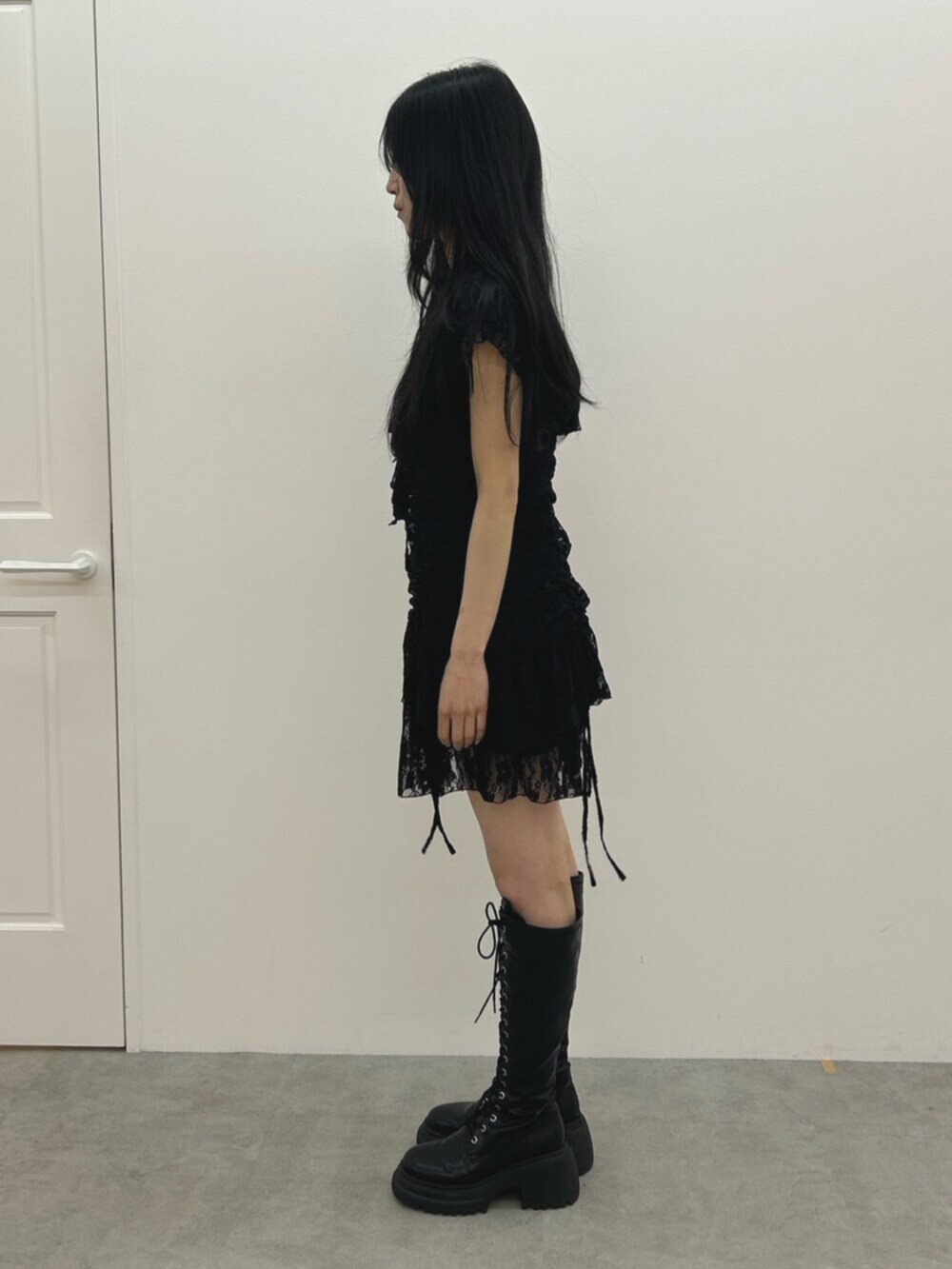 ブラック系のブーツ、ブラック系のワンピースを着用したレディースの夏コーディネートの2枚目の写真