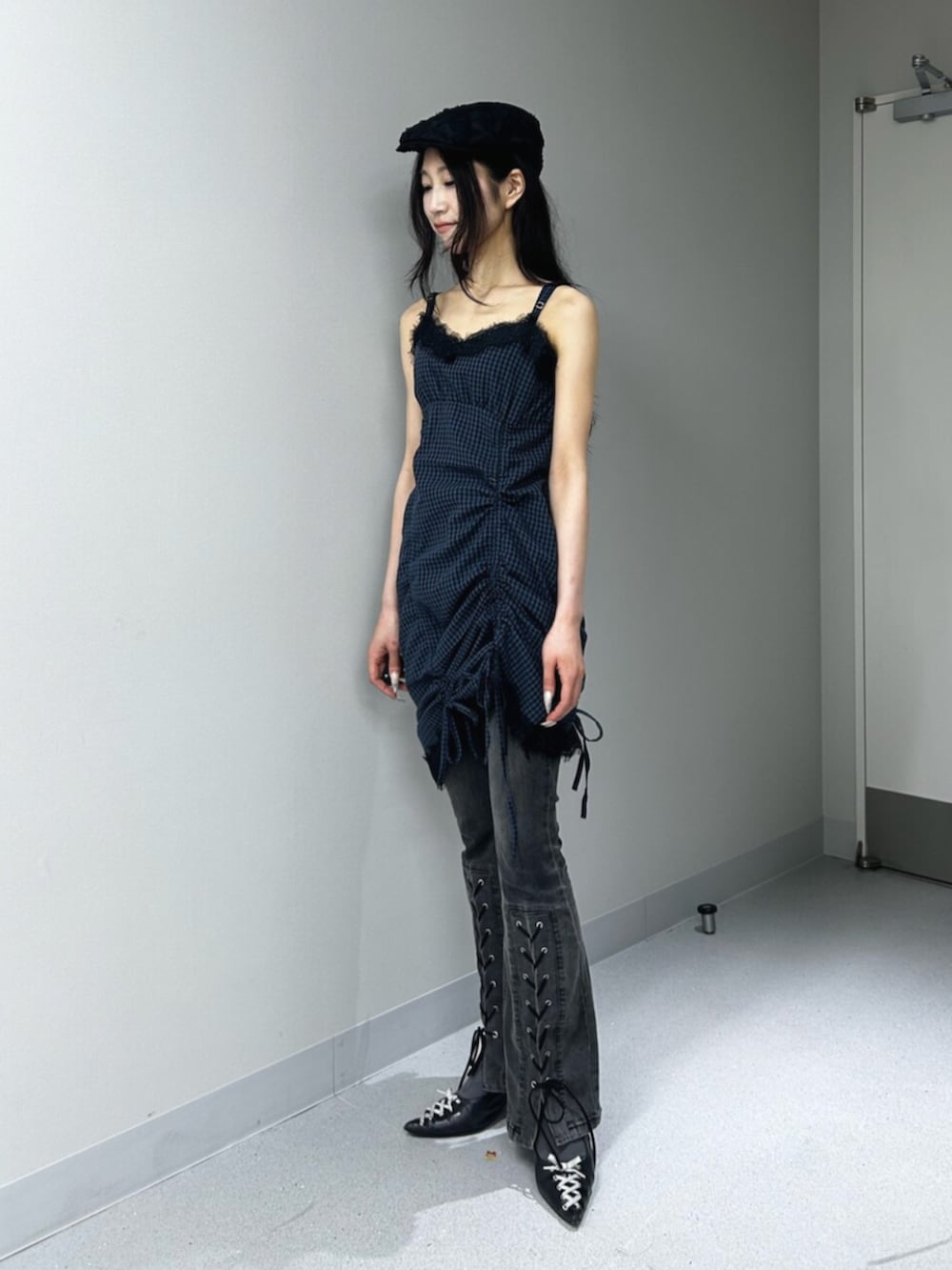 ブラック系のパンプス、ブラック系のデニムパンツ、ブルー系のワンピースを着用したレディースの夏コーディネートの2枚目の写真