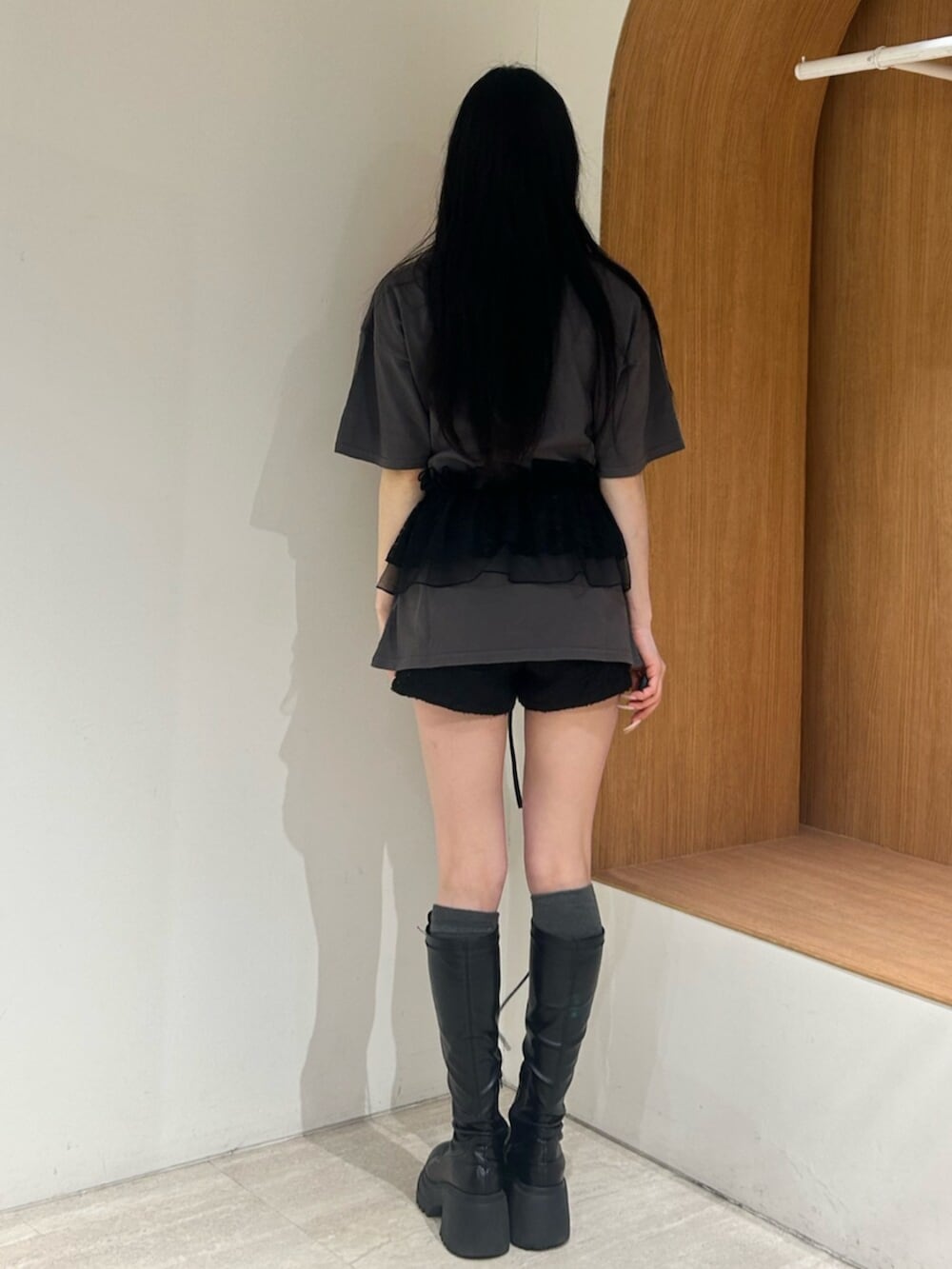 ブラック系のブーツ、ブラック系のその他パンツ、ブラック系のTシャツ/カットソーを着用したレディースの冬コーディネートの3枚目の写真