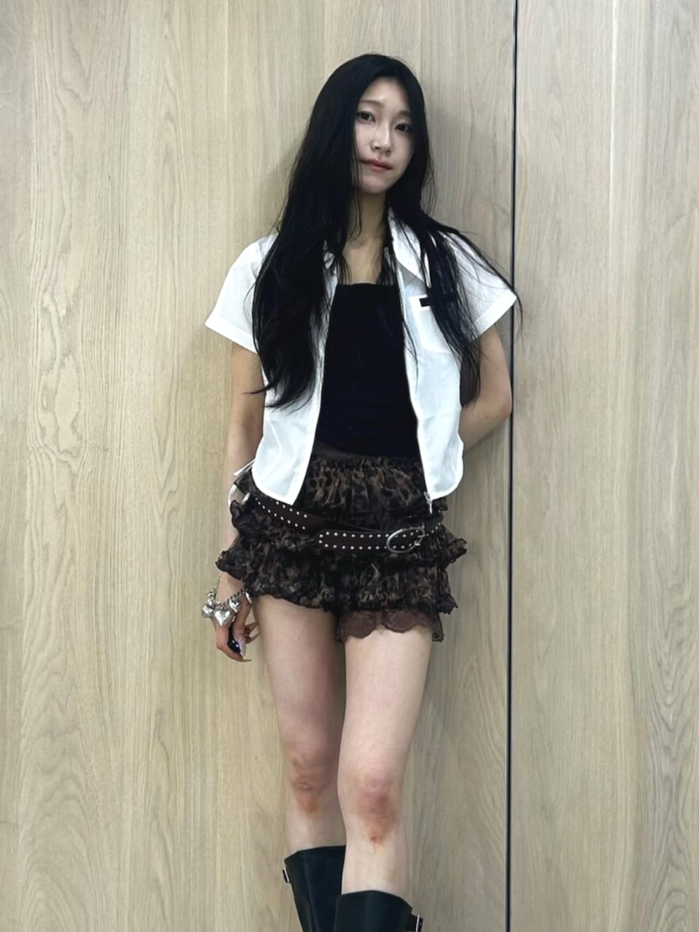 ブラウン系のその他パンツ、ブラック系のサンダル、ホワイト系のシャツ/ブラウスを着用したレディースの夏コーディネートの4枚目の写真