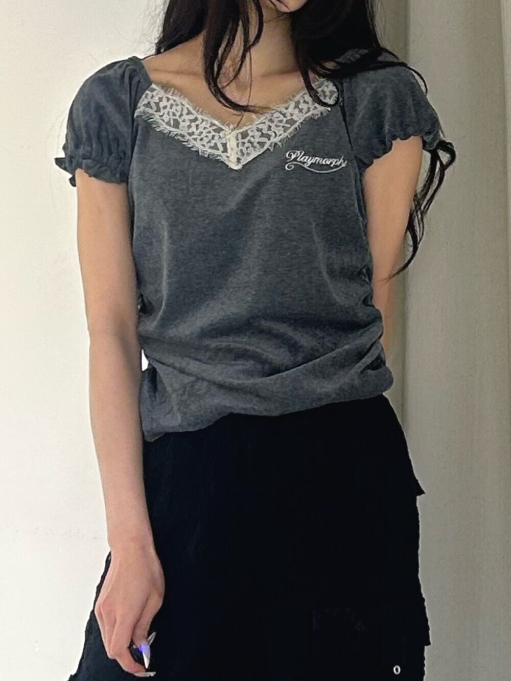 ブラック系のパンプス、ブラック系のその他パンツ、グレー系のTシャツ/カットソーを着用したレディースの夏コーディネートの5枚目の写真