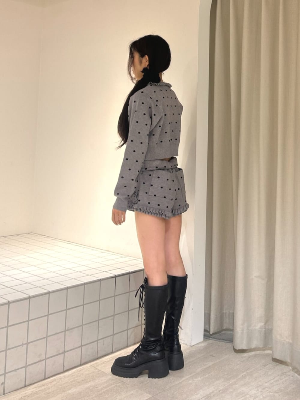 ブラック系のブーツ、グレー系のカーディガン/ボレロ、グレー系のその他パンツを着用したレディースの秋コーディネートの2枚目の写真