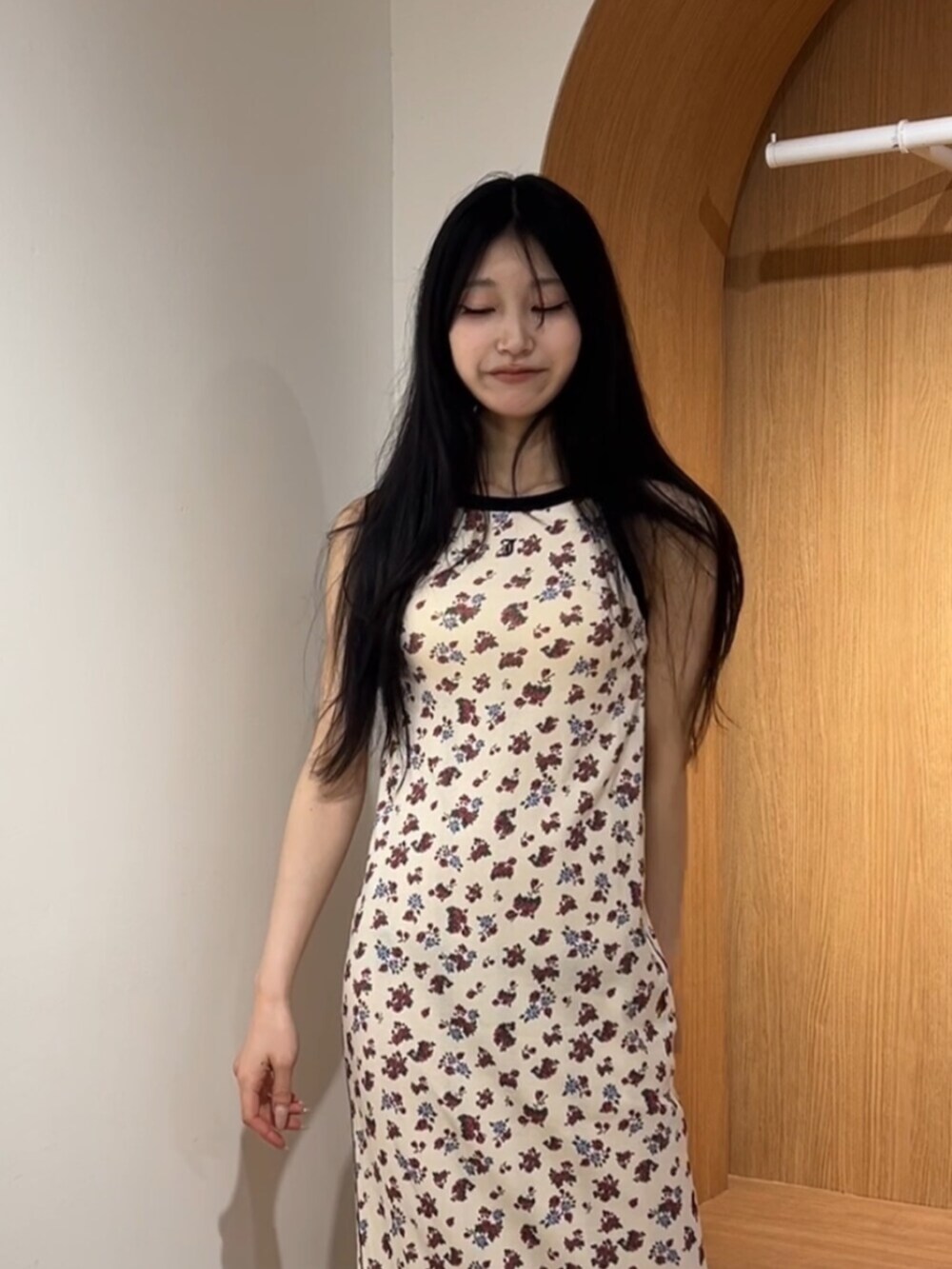 シルバー系のパンプス、ホワイト系のワンピースを着用したレディースの夏コーディネートの4枚目の写真