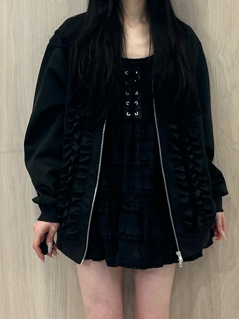 ブラック系のジャージ、ブラック系のワンピースを着用したレディースの春コーディネートの5枚目の写真