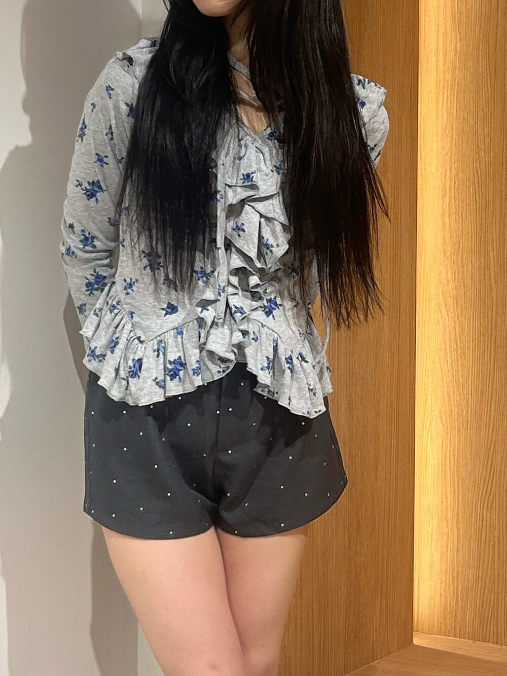 グレー系のその他パンツ、グレー系のTシャツ/カットソー、ブラック系のブーツを着用したレディースの秋コーディネートの5枚目の写真