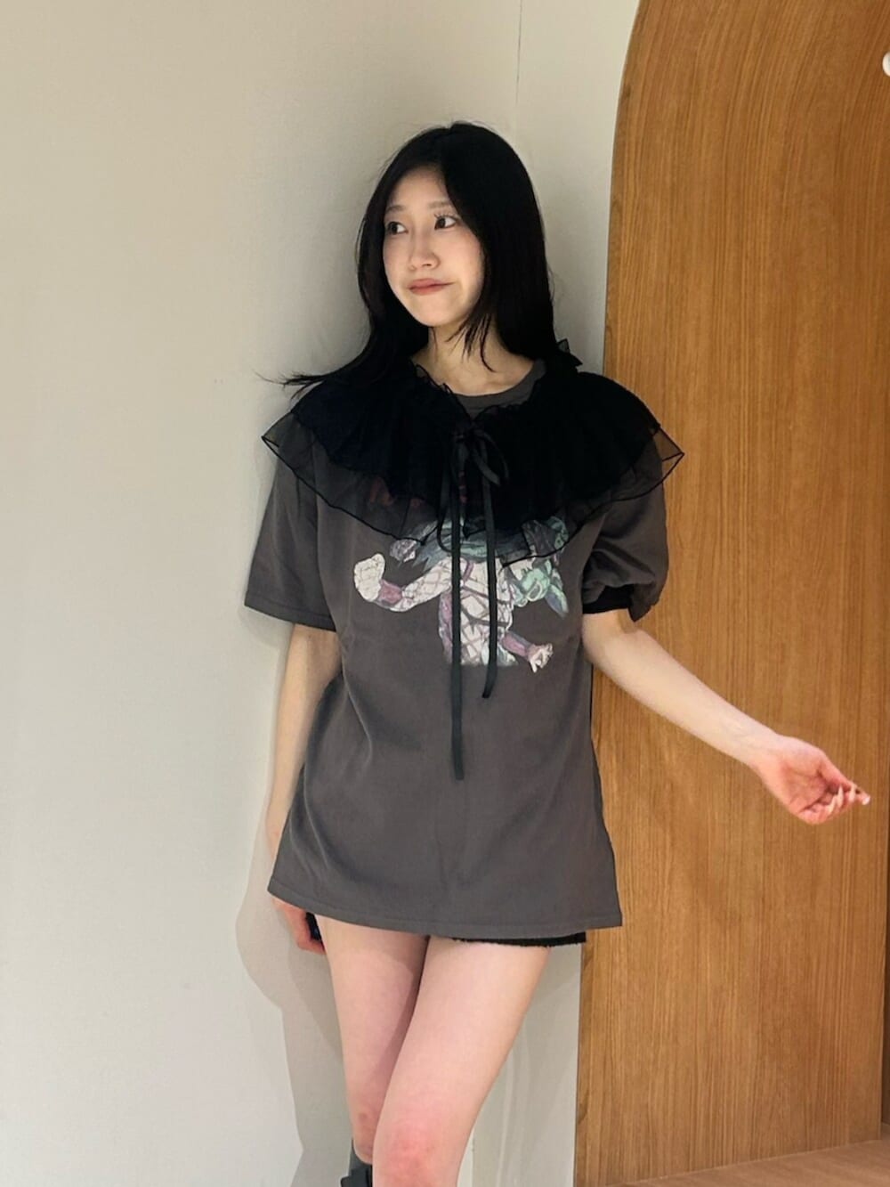 ブラック系のブーツ、ブラック系のその他パンツ、ブラック系のTシャツ/カットソーを着用したレディースの冬コーディネートの4枚目の写真