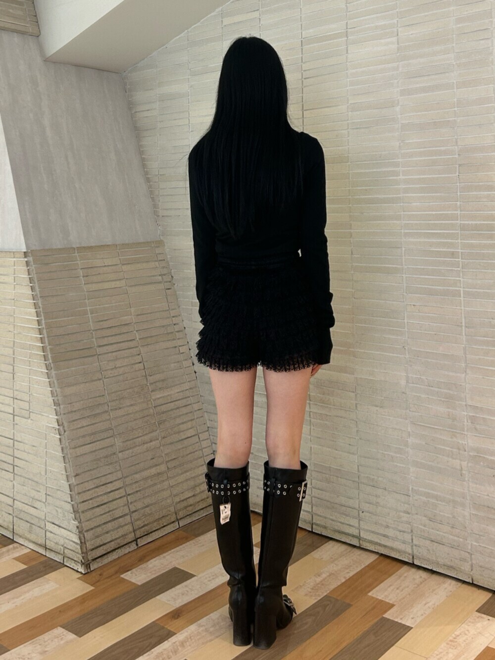 ブラック系のその他パンツ、ブラック系のニット/セーター、ブラック系のブーツを着用したレディースの冬コーディネートの3枚目の写真