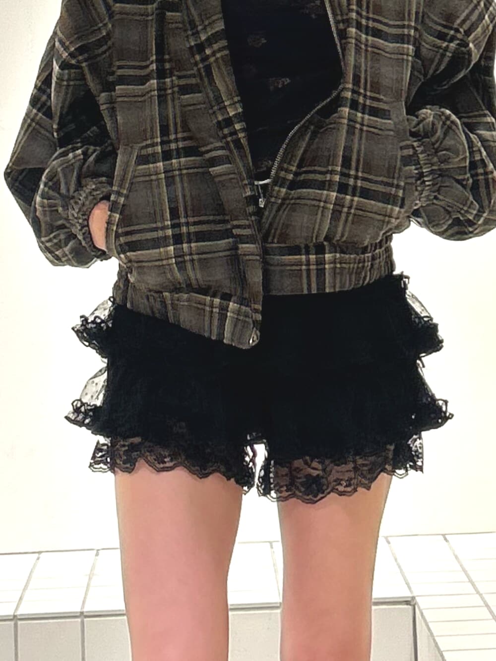 ブラック系のブーツ、ブラック系のその他パンツ、レッド系のブルゾンを着用したレディースの秋コーディネートの7枚目の写真