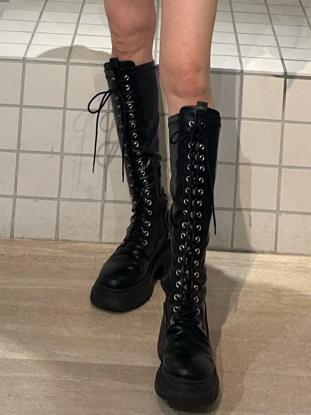 ブラック系のその他パンツ、ブラック系のニット/セーター、ブラック系のブーツを着用したレディースの秋コーディネートの6枚目の写真