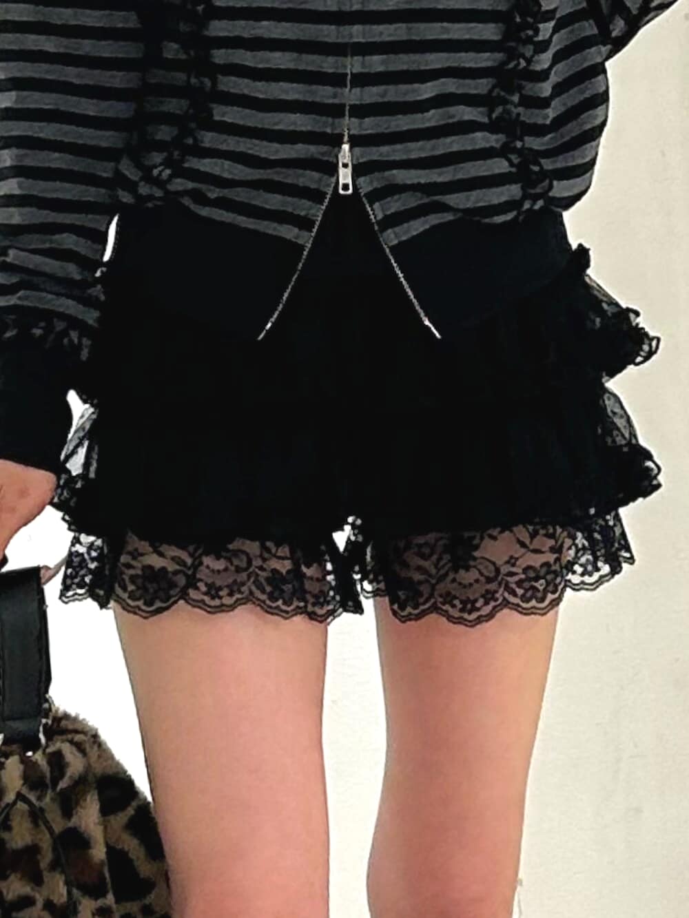 ブラック系のその他パンツ、ブラック系のパーカー、ブラック系のブーツを着用したレディースの秋コーディネートの6枚目の写真