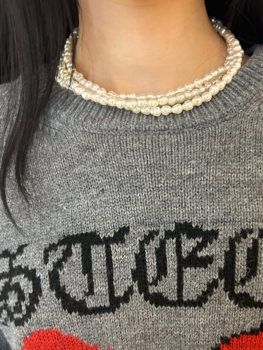 ゴールド系のパンプス、ブラック系のその他パンツ、レッド系のトートバッグを着用したレディースの冬コーディネートの6枚目の写真