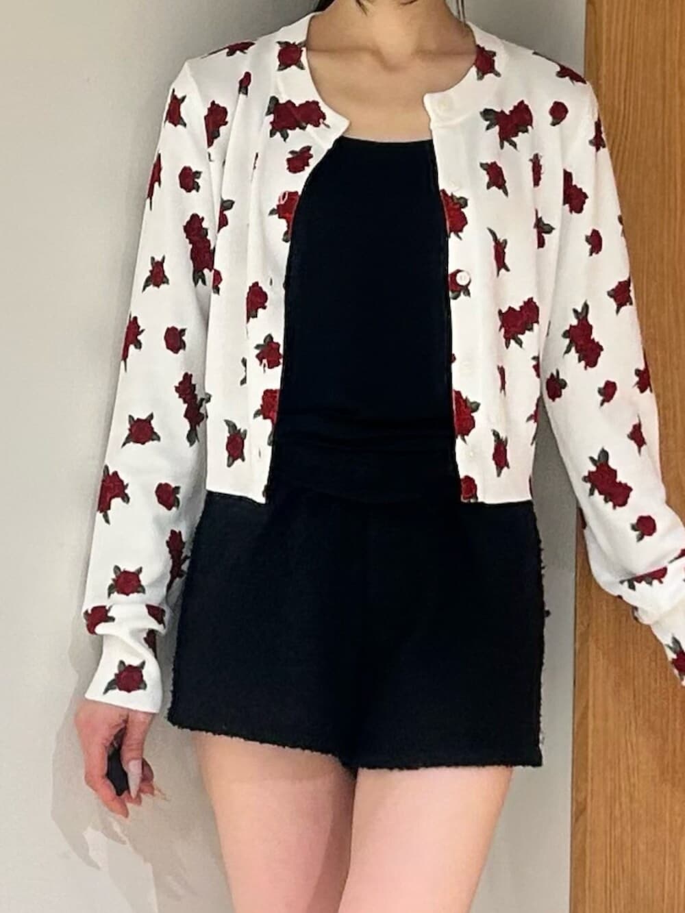 ブラック系のブーツ、ブラック系のその他パンツ、ホワイト系のカーディガン/ボレロを着用したレディースの春コーディネートの5枚目の写真