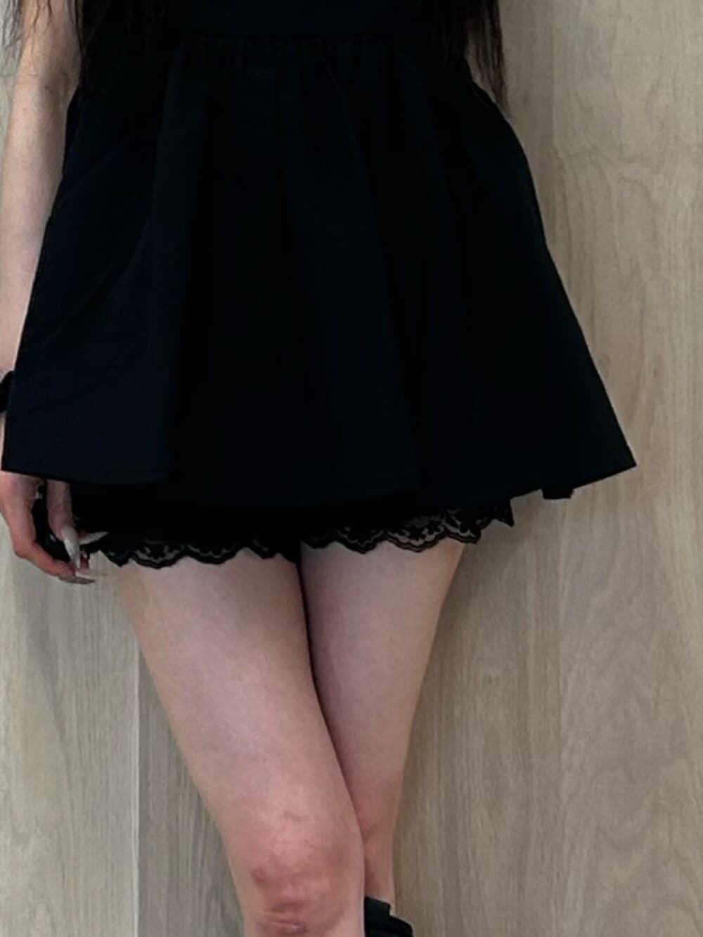 ホワイト系のキャミソール、ブラック系のブーツ、ブラック系のその他パンツを着用したレディースの夏コーディネートの7枚目の写真