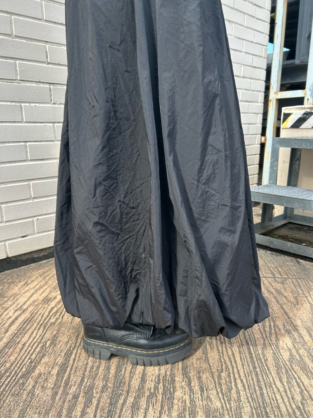 ブラック系のデニムジャケット、ブラック系のスカートを着用したレディースの冬コーディネートの7枚目の写真