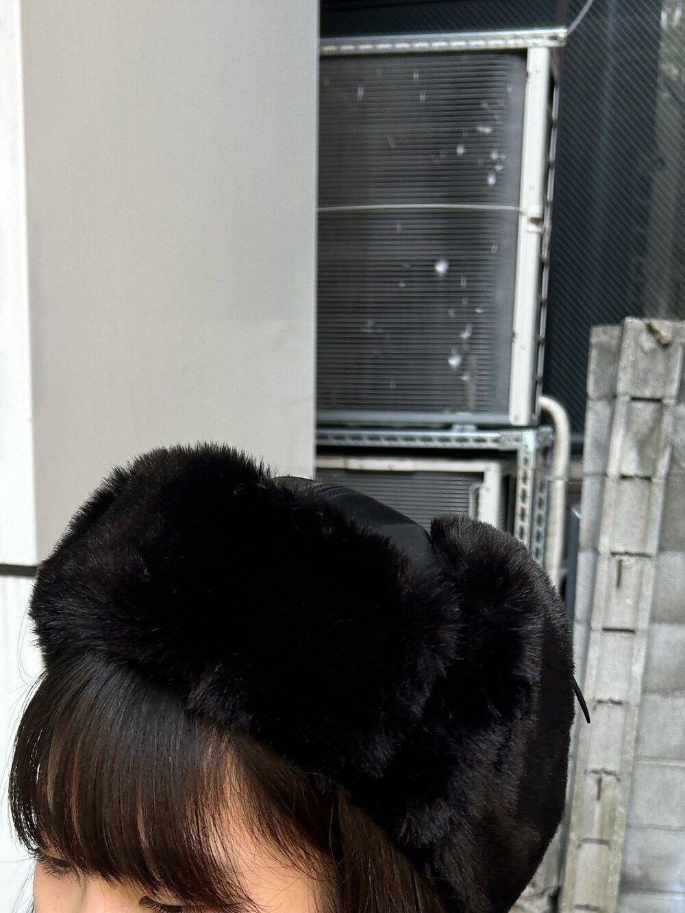 ブラック系のニット/セーター、ブラック系のその他パンツ、ブラック系のキャップを着用したレディースの秋コーディネートの6枚目の写真