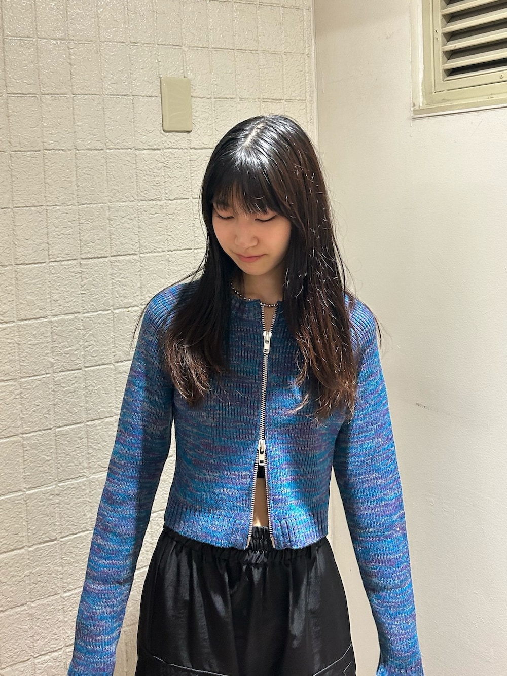 ブラック系のカーゴパンツ、ブルー系のカーディガン/ボレロを着用したレディースの夏コーディネートの3枚目の写真