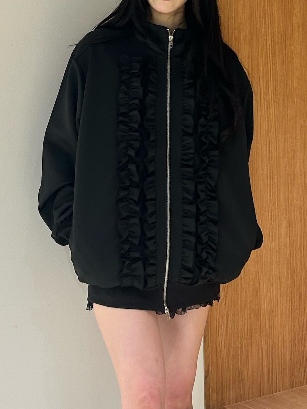 ブラック系のジャージ、ブラック系のブーツ、ブラック系のその他パンツを着用したレディースの冬コーディネートの5枚目の写真