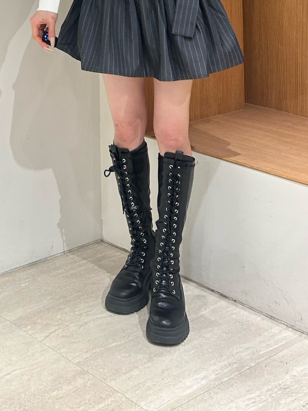 ブラック系のブーツ、グレー系のシャツワンピースを着用したレディースの春コーディネートの6枚目の写真