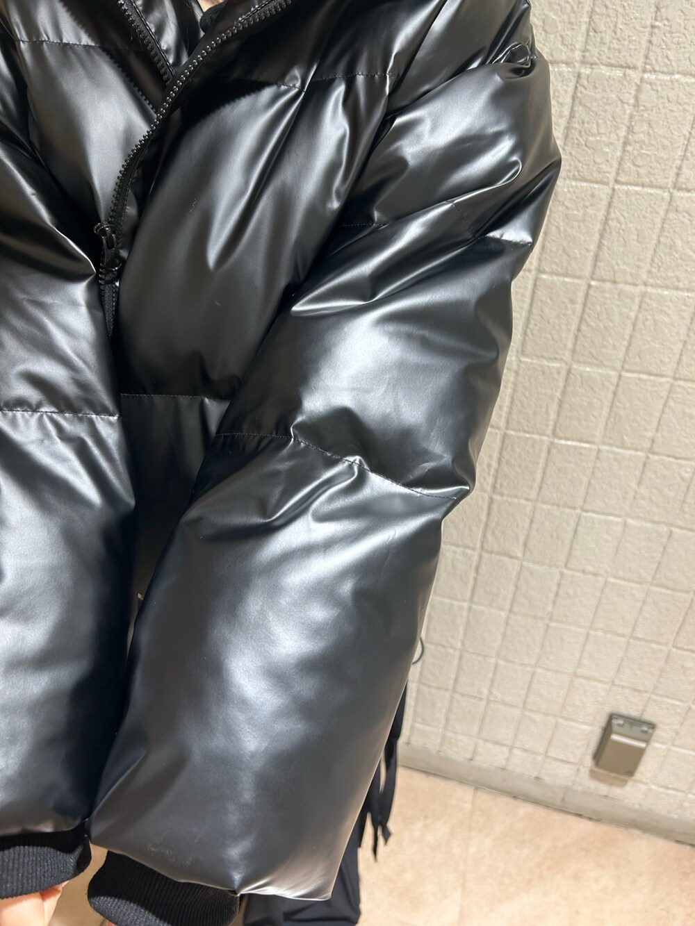 ブラック系のニット/セーター、ブラック系のダウンジャケット/コート、ブラック系のその他パンツを着用したレディースの冬コーディネートの5枚目の写真