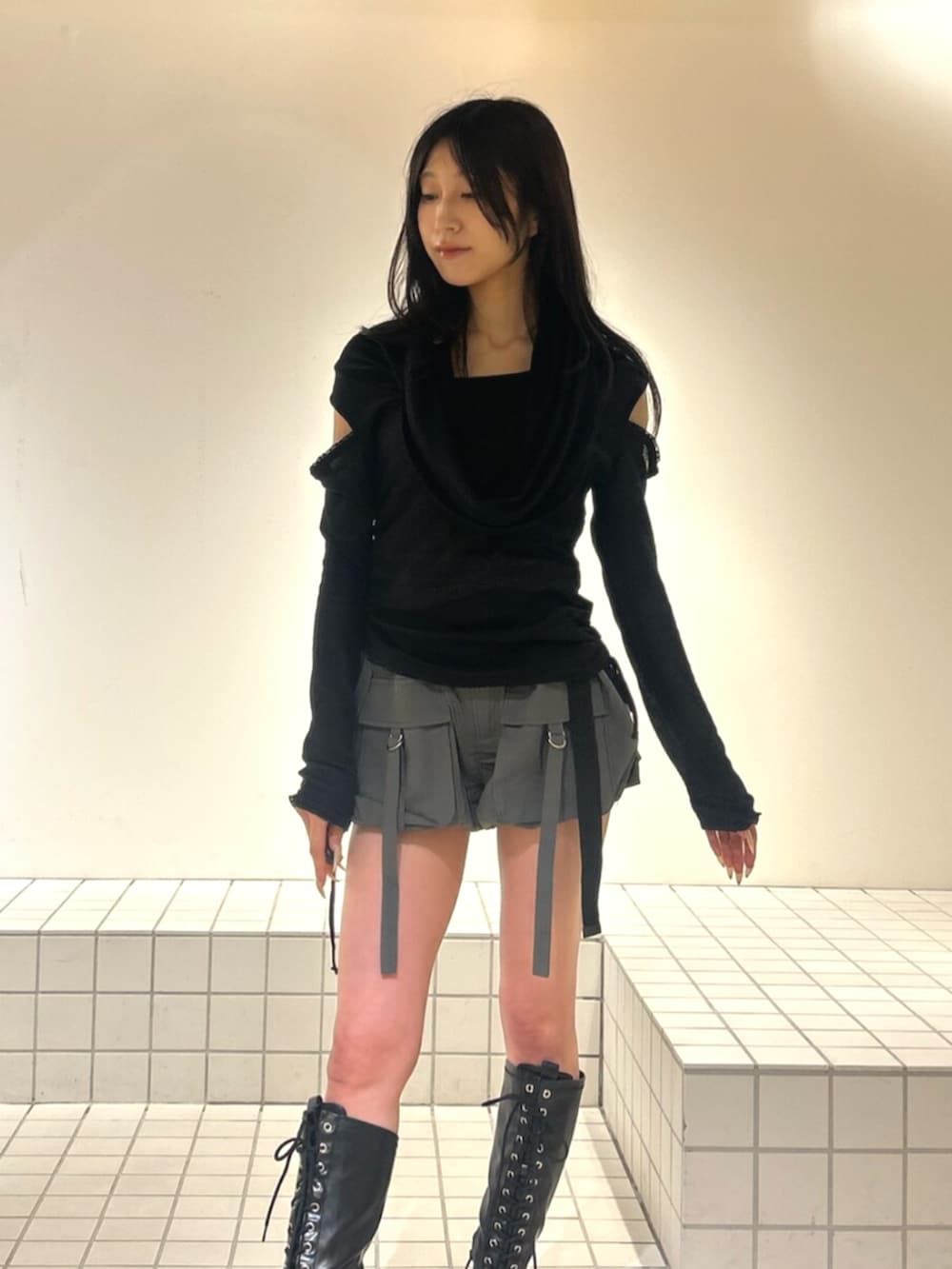 ブラック系のブーツ、グレー系のその他パンツ、ブラック系のTシャツ/カットソーを着用したレディースの秋コーディネートの4枚目の写真