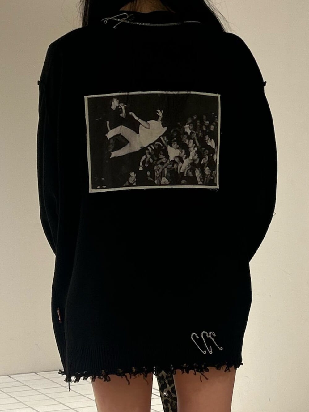 ブラック系のブーツ、ブラック系のTシャツ/カットソー、ブラック系のカーディガン/ボレロを着用したレディースの秋コーディネートの6枚目の写真