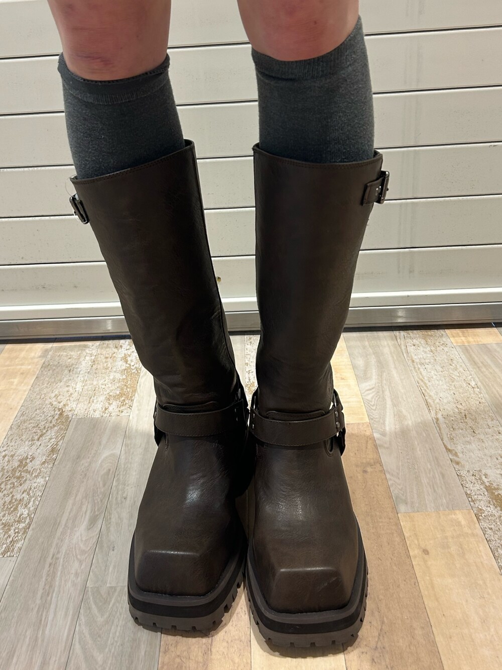 ブラック系のニット/セーター、ブラウン系のブーツを着用したレディースの冬コーディネートの5枚目の写真