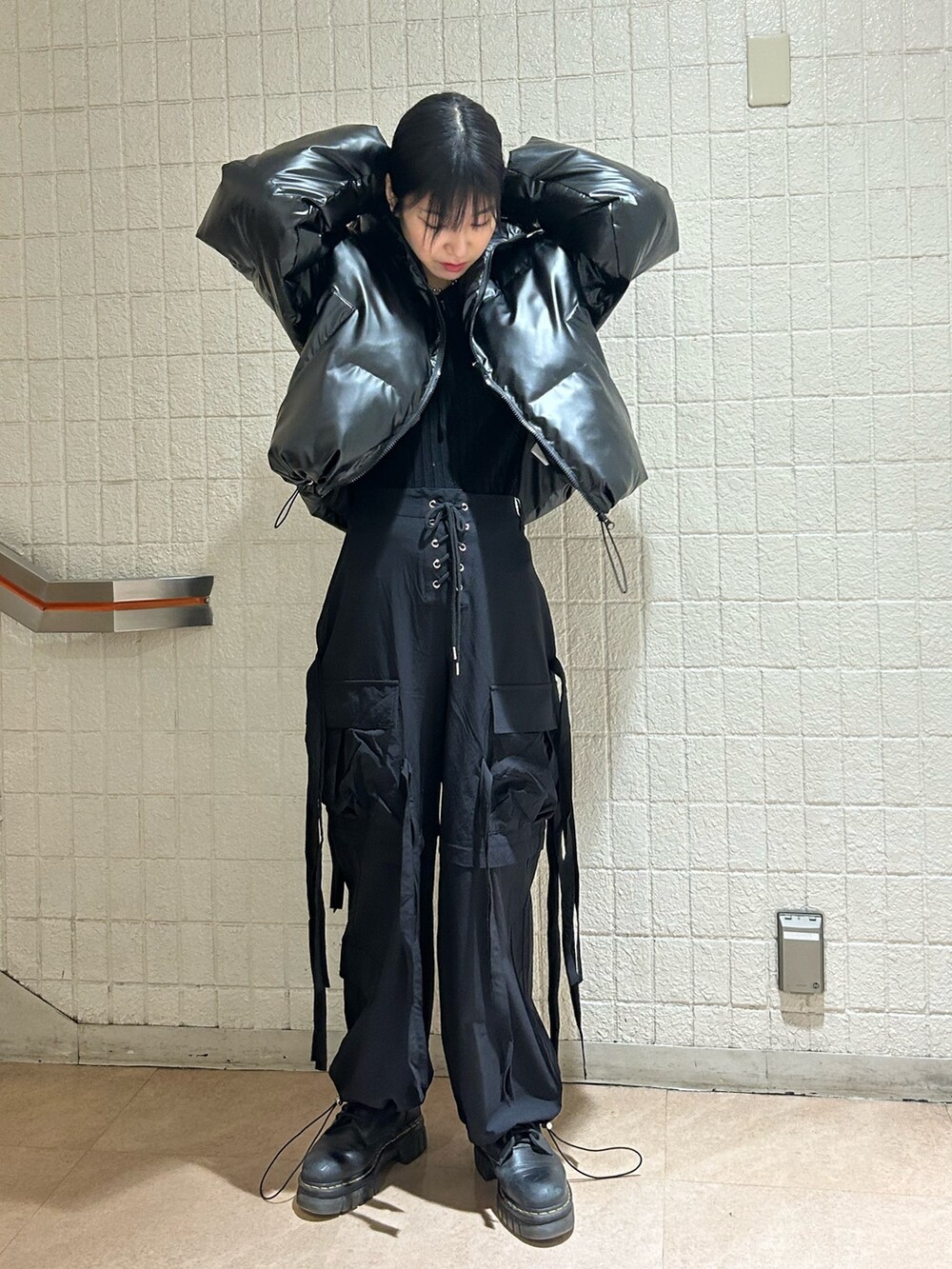 ブラック系のニット/セーター、ブラック系のダウンジャケット/コート、ブラック系のその他パンツを着用したレディースの冬コーディネートの2枚目の写真