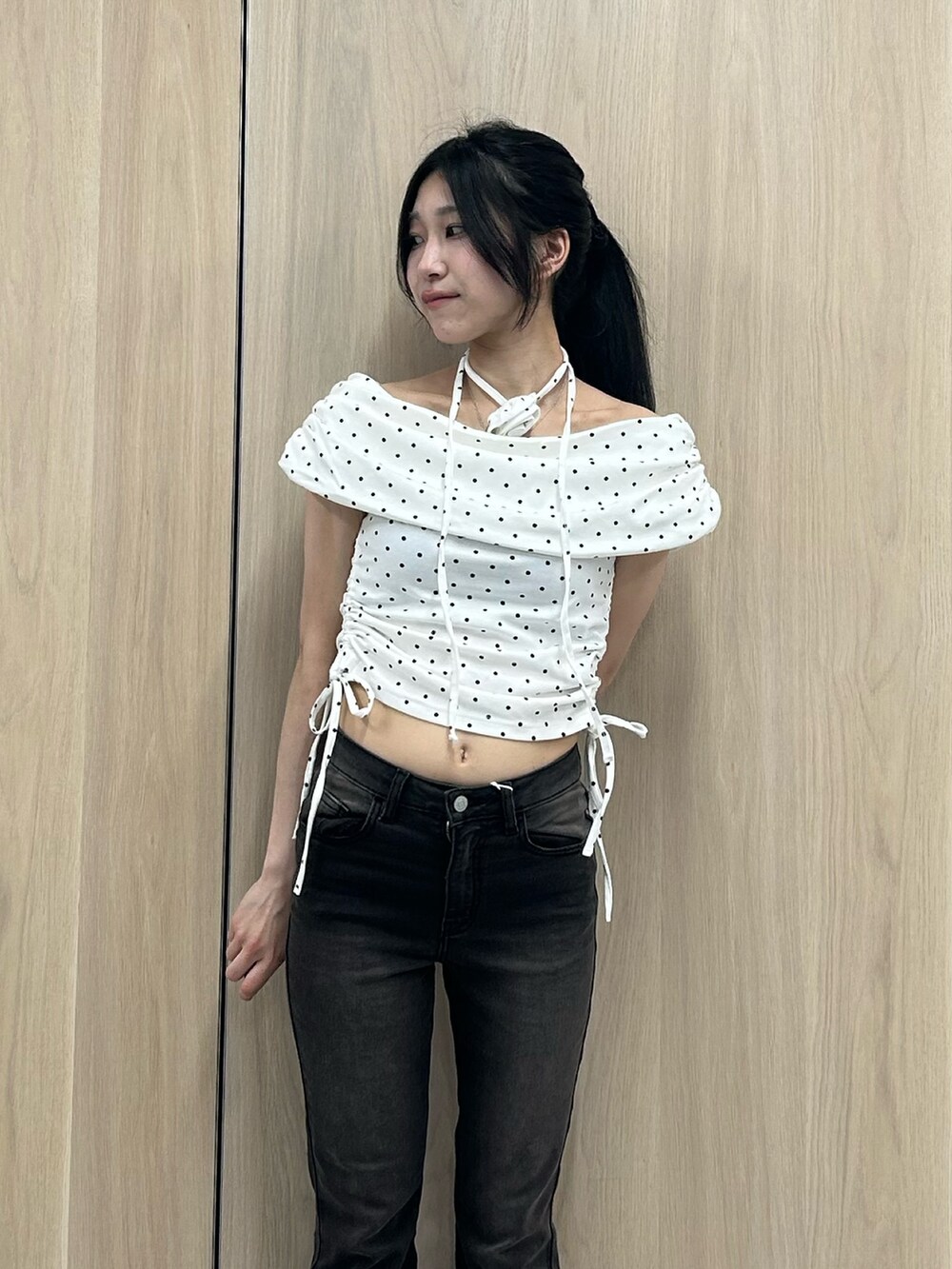 ホワイト系のTシャツ/カットソー、ブラック系のデニムパンツ、ブラック系のパンプスを着用したレディースの夏コーディネートの4枚目の写真