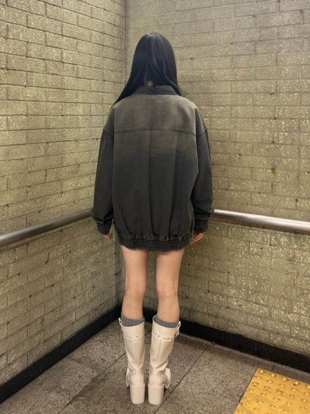 ブラック系のデニムジャケット、ホワイト系のシャツ/ブラウス、ホワイト系のその他パンツを着用したレディースの春コーディネートの3枚目の写真