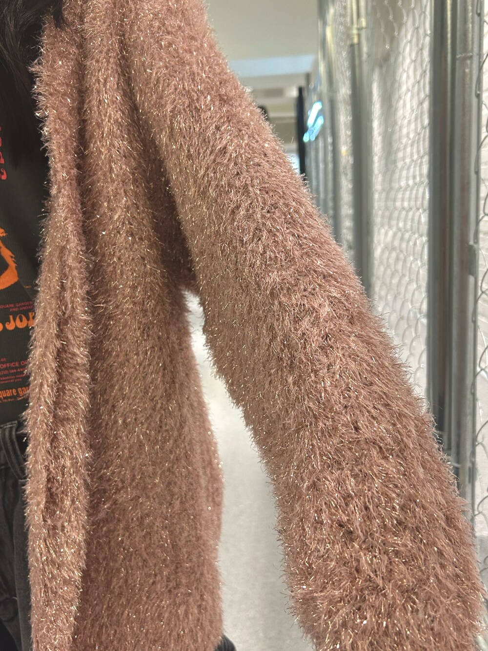 ブラック系のデニムパンツ、ピンク系のカーディガン/ボレロ、ブラック系のワンピースを着用したレディースの夏コーディネートの8枚目の写真