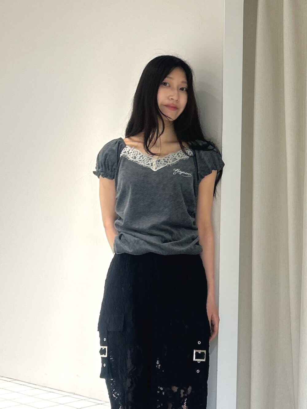 ブラック系のパンプス、ブラック系のその他パンツ、グレー系のTシャツ/カットソーを着用したレディースの夏コーディネートの4枚目の写真