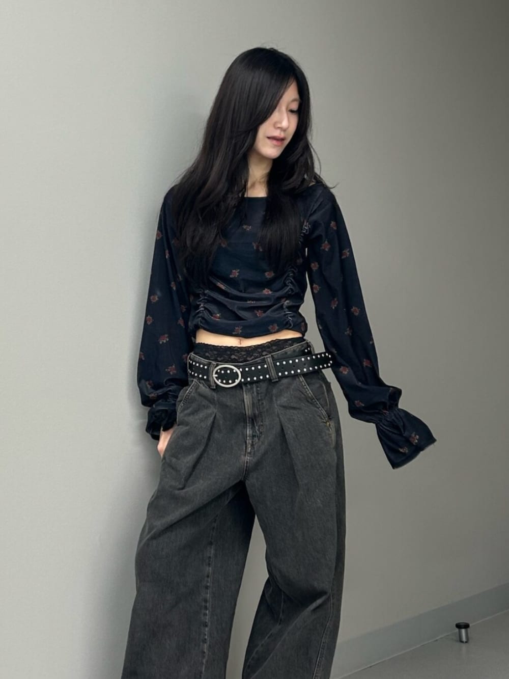 ブラック系のパンプス、ブラック系のTシャツ/カットソー、ブラック系のデニムパンツを着用したレディースの秋コーディネートの4枚目の写真