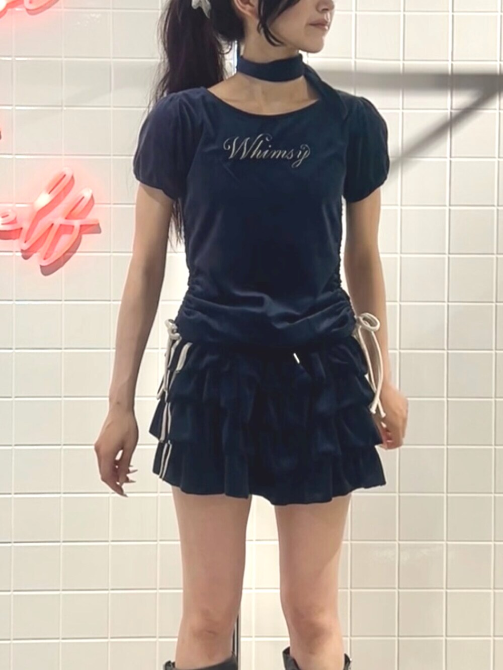 ブラック系のブーツ、ブルー系のTシャツ/カットソー、ブルー系のスカートを着用したレディースの夏コーディネートの5枚目の写真