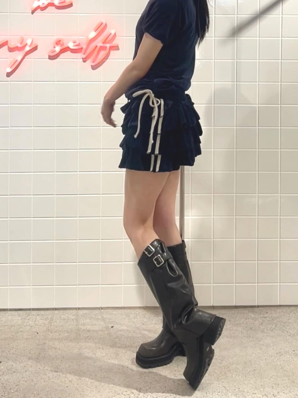 ブラック系のブーツ、ブルー系のTシャツ/カットソー、ブルー系のスカートを着用したレディースの夏コーディネートの6枚目の写真