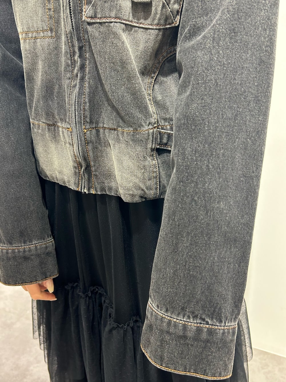 ブラック系のデニムジャケット、ブラック系のスカートを着用したレディースの冬コーディネートの5枚目の写真