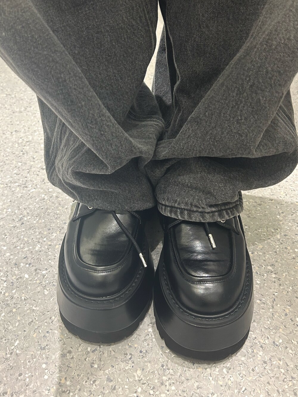 ブラック系のデニムパンツ、ピンク系のカーディガン/ボレロ、ブラック系のワンピースを着用したレディースの夏コーディネートの10枚目の写真