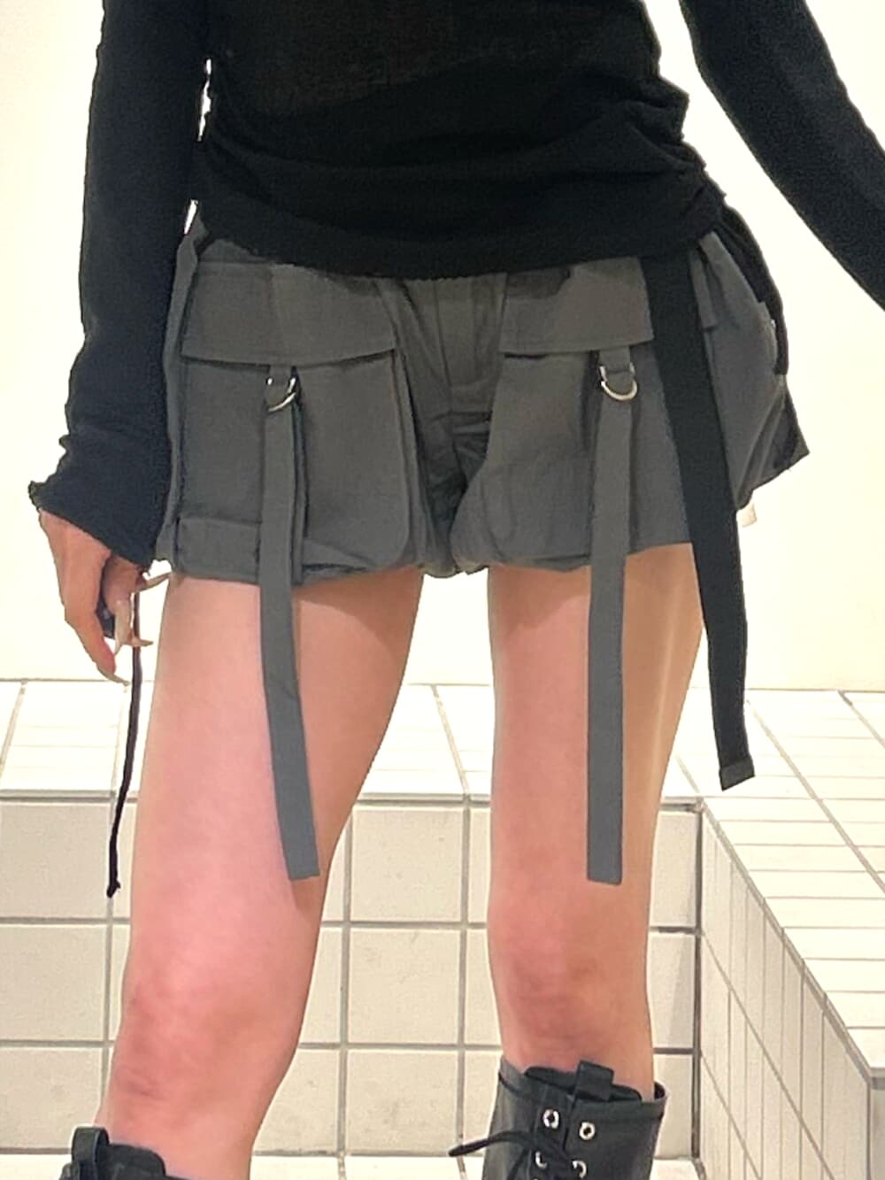 ブラック系のブーツ、グレー系のその他パンツ、ブラック系のTシャツ/カットソーを着用したレディースの秋コーディネートの6枚目の写真