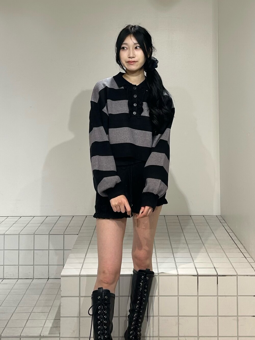 ブラック系のその他パンツ、その他のニット/セーター、ブラック系のブーツを着用したレディースの秋コーディネートの4枚目の写真