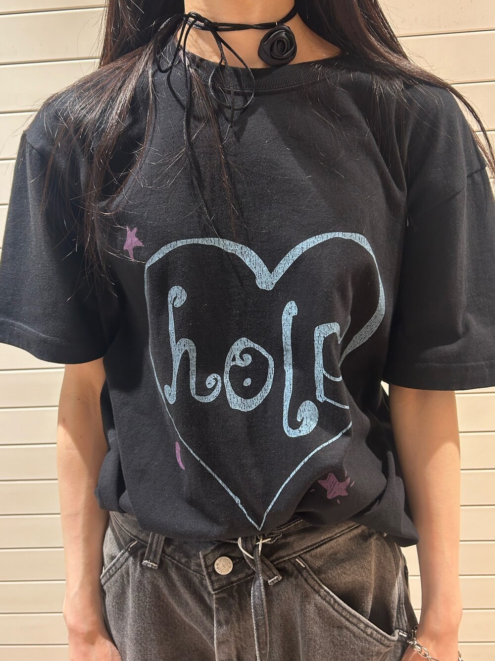 ブラック系のTシャツ/カットソー、ブラック系のデニムパンツ、シルバー系のパンプスを着用したレディースの夏コーディネートの5枚目の写真