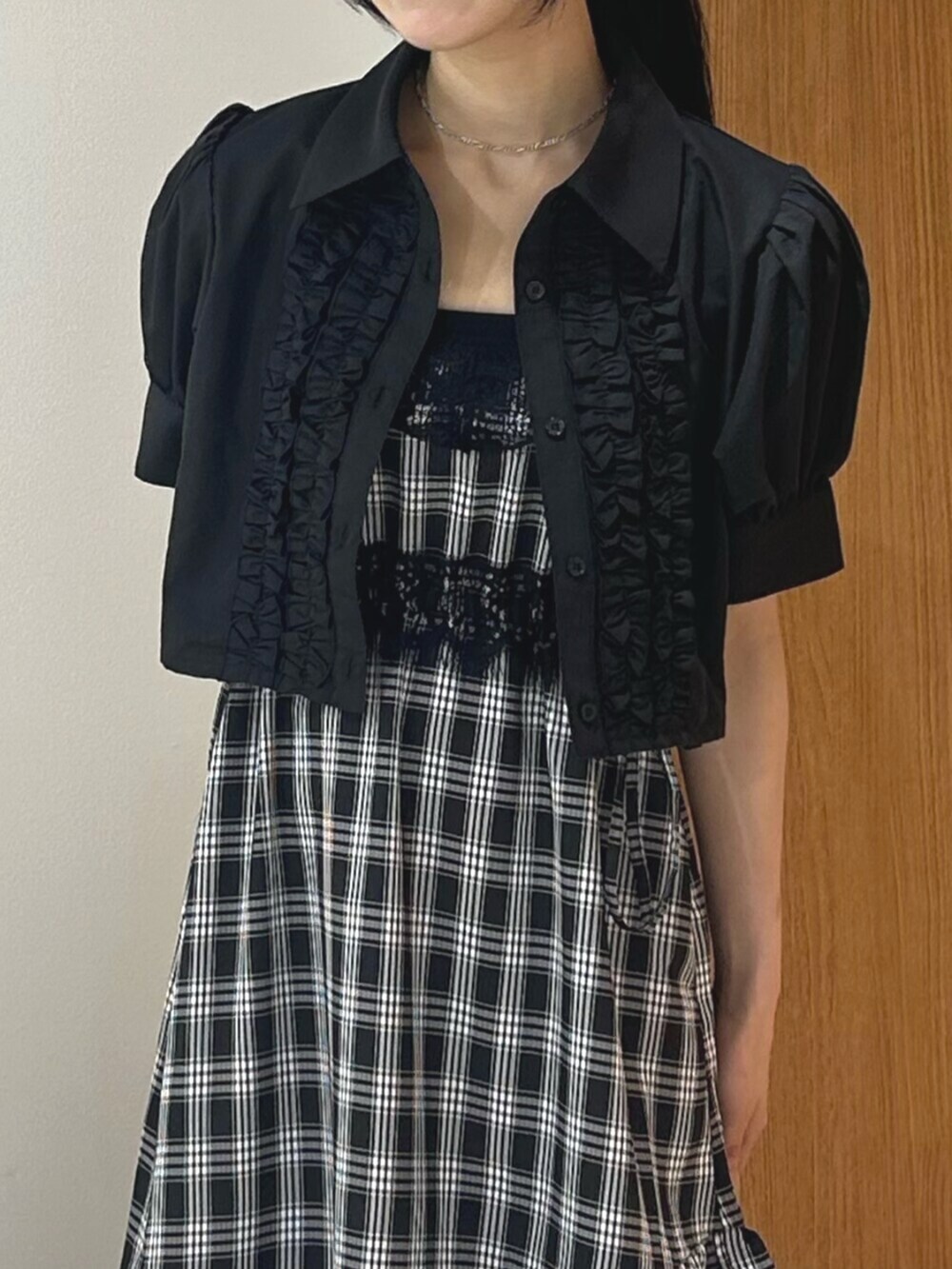 ブラック系のワンピース、ブラック系のシャツ/ブラウスを着用したレディースの夏コーディネートの5枚目の写真