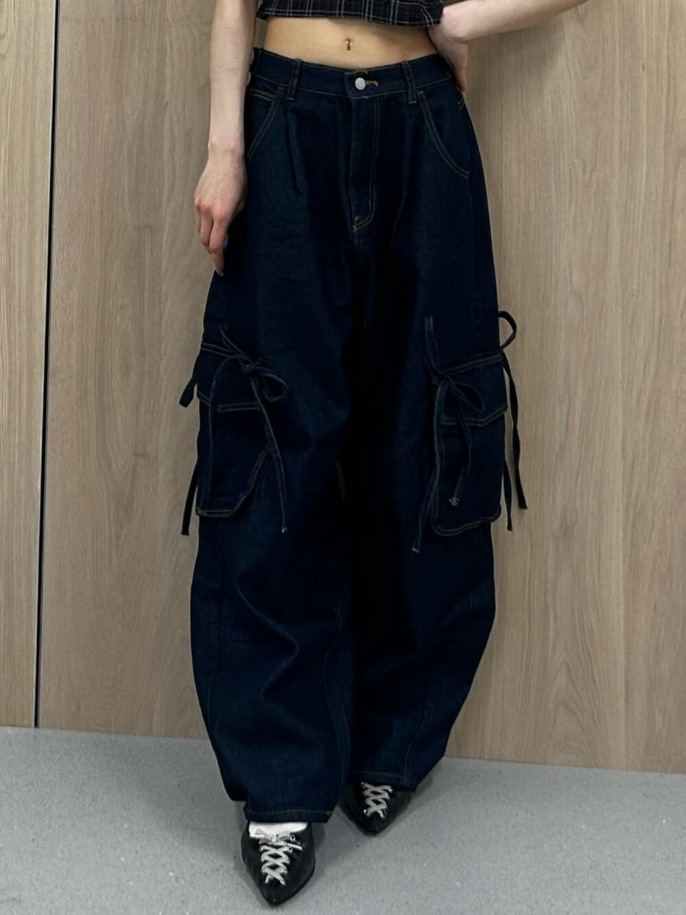 ブラック系のパンプス、ブルー系のデニムパンツ、ブラウン系のシャツ/ブラウスを着用したレディースの夏コーディネートの6枚目の写真