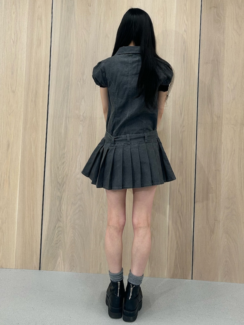 ブラック系のワンピースを着用したレディースの春コーディネートの3枚目の写真