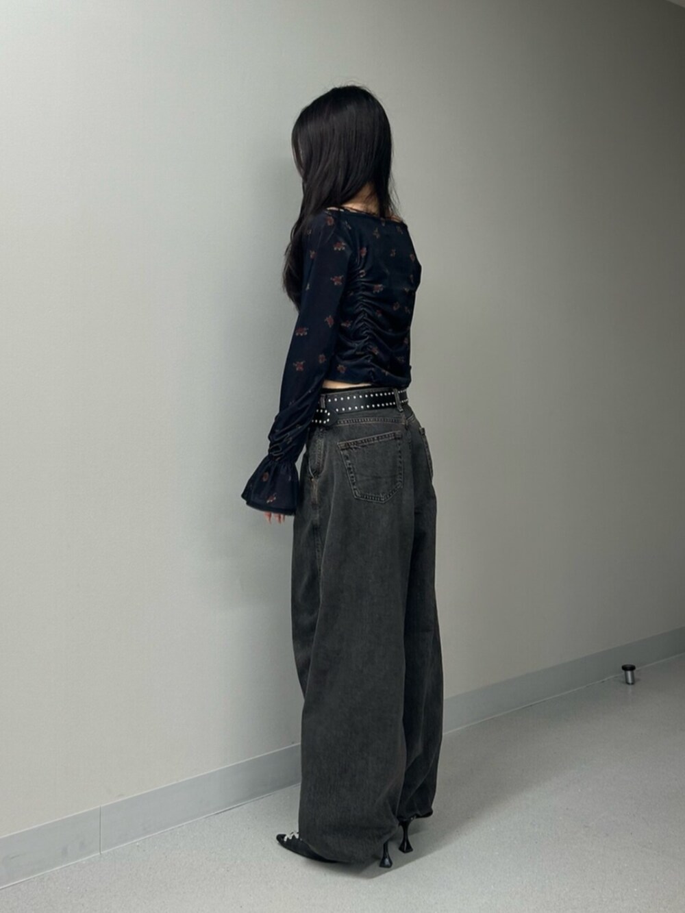 ブラック系のパンプス、ブラック系のTシャツ/カットソー、ブラック系のデニムパンツを着用したレディースの秋コーディネートの2枚目の写真