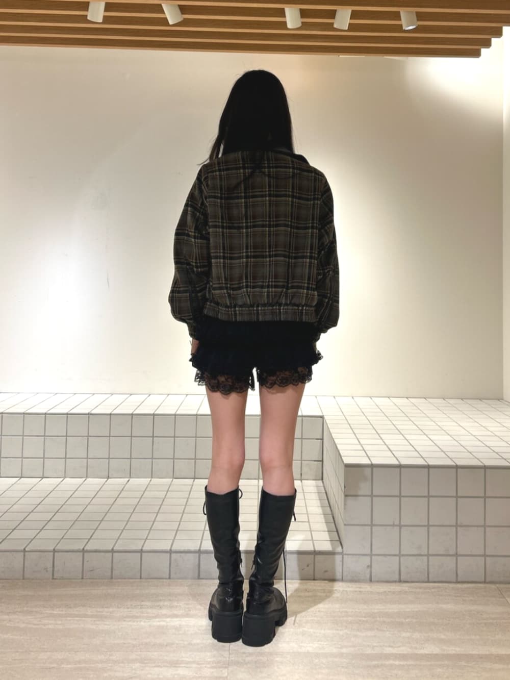 ブラック系のブーツ、ブラック系のその他パンツ、レッド系のブルゾンを着用したレディースの秋コーディネートの3枚目の写真