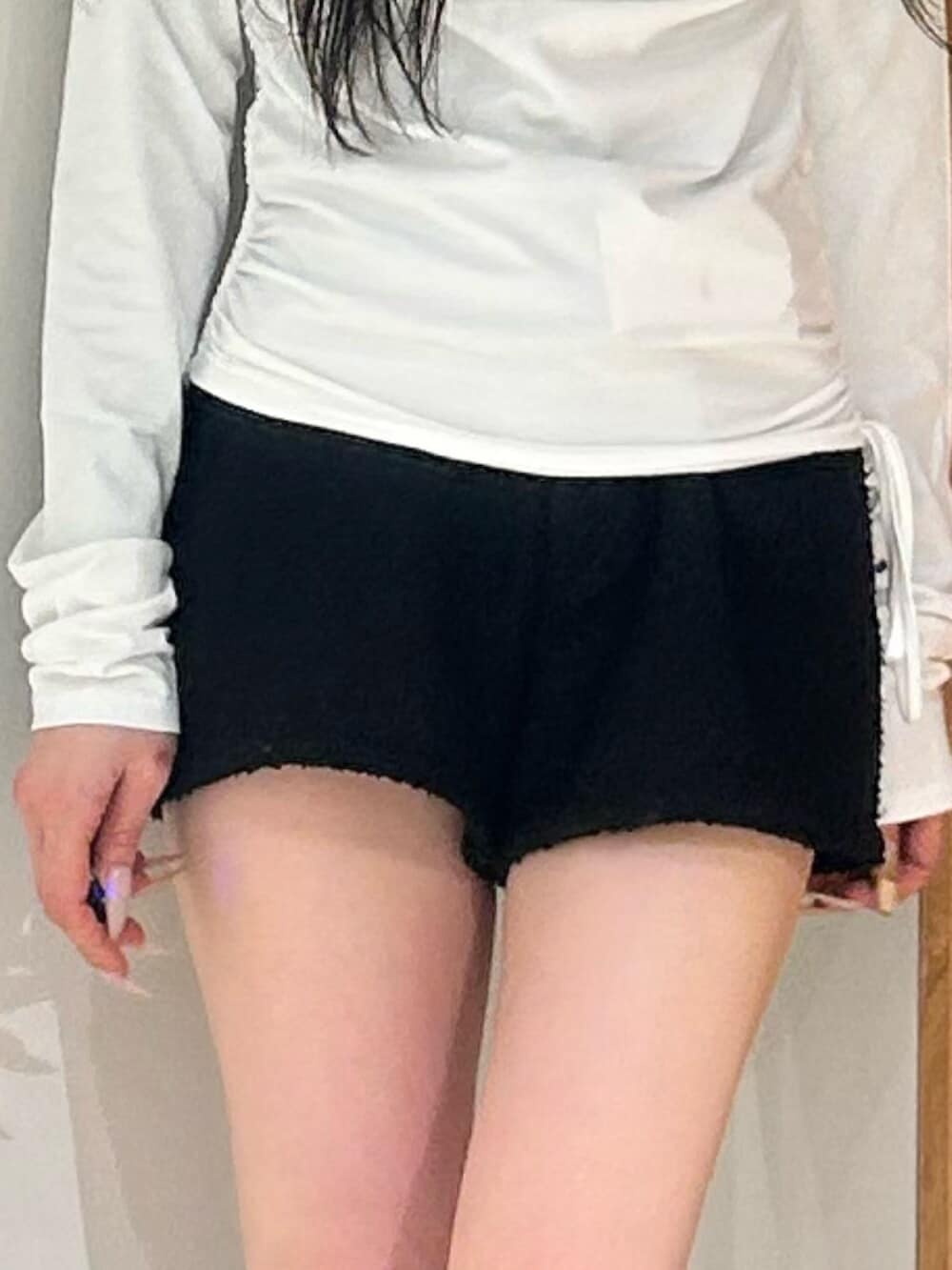 ブラック系のブーツ、ブラック系のその他パンツ、ホワイト系のTシャツ/カットソーを着用したレディースの春コーディネートの7枚目の写真